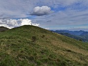 52 Salgo il dosso erboso a raggiungere la 'Porta del Palio'